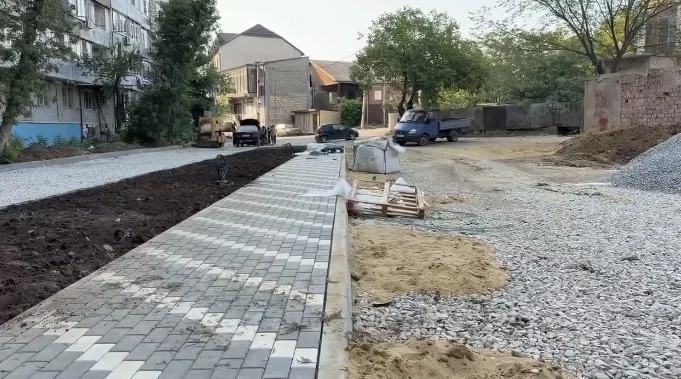 В Махачкале капитально обновляют двор на улице Зои Космодемьянской после 30 лет без ремонта