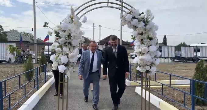 Новая школа на 604 места открылась в Байрамауле: на торжественную линейку прибыл Магомед Рамазанов