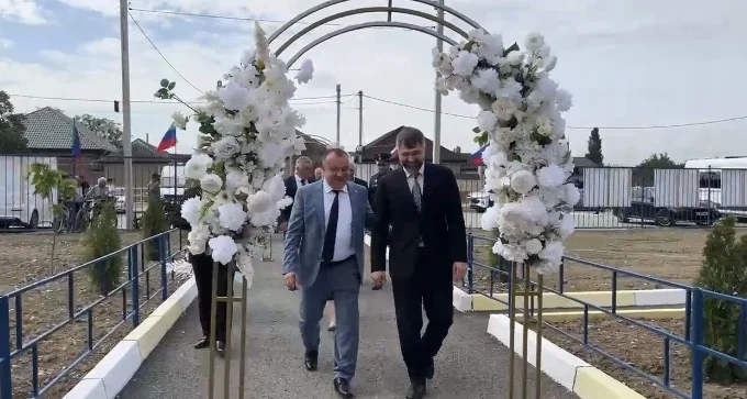 Новая школа на 604 места открылась в Байрамауле: на торжественную линейку прибыл Магомед Рамазанов