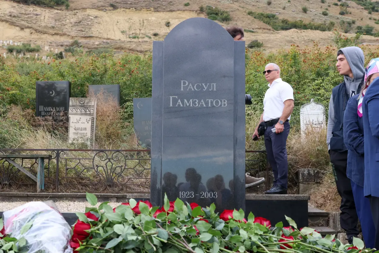 В Дагестане почтили память Расула Гамзатова в день рождения народного поэта