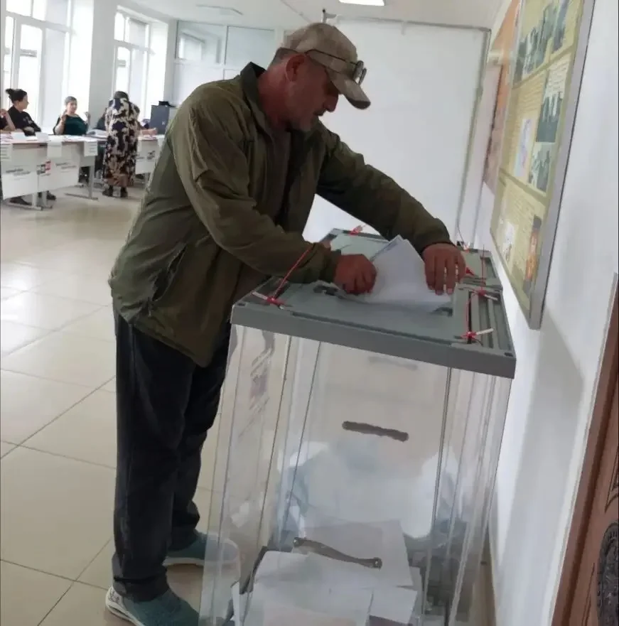 В Сулейман-Стальском районе на выборы пришли родители погибших военнослужащих