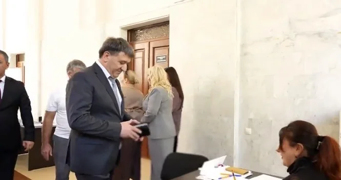 Джамбулат Салавов проголосовал на избирательном участке №1054 в Махачкале