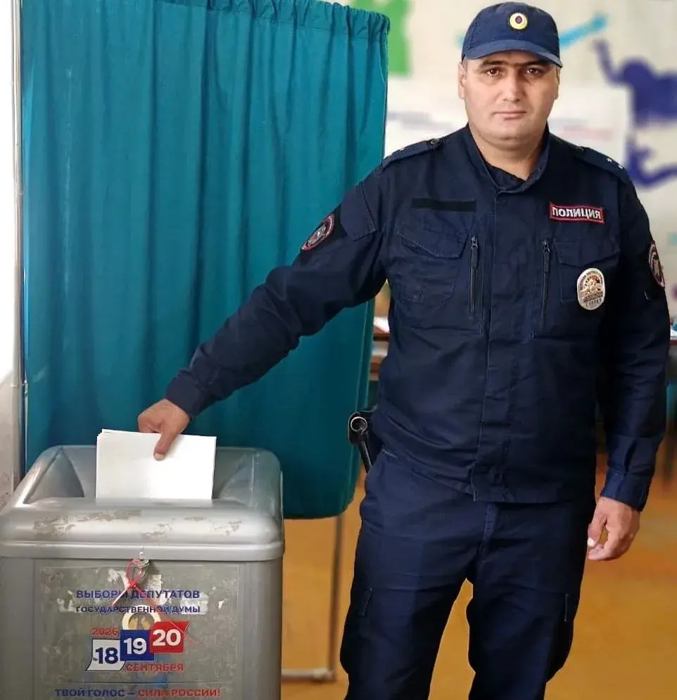 Прапорщик полиции Магомед Муртазалиев проголосовал одним из первых в Гумбетовском районе