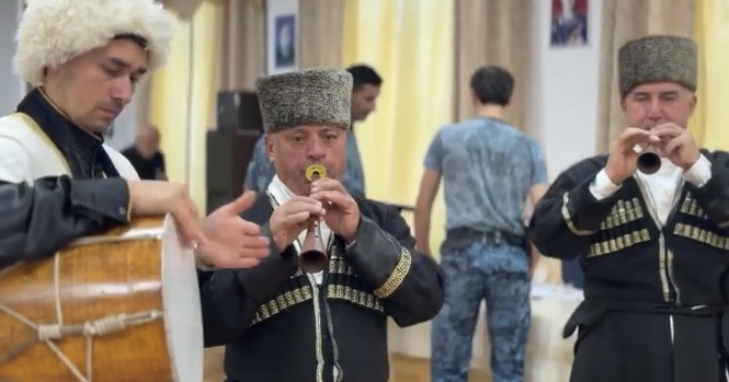 Народные песни и зурна: в Сулейман-Стальском районе выборы начались с праздничной атмосферы