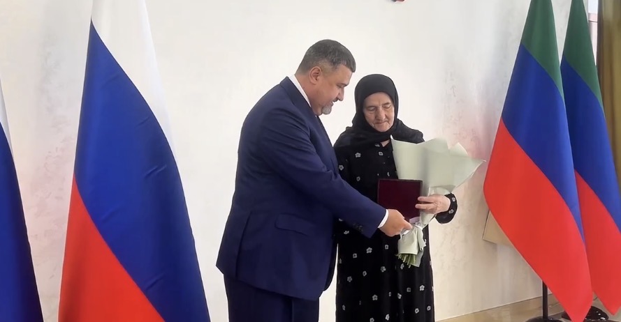 Десять детей и большая семья: Асият Дибирова получила орден «Мать-героиня»