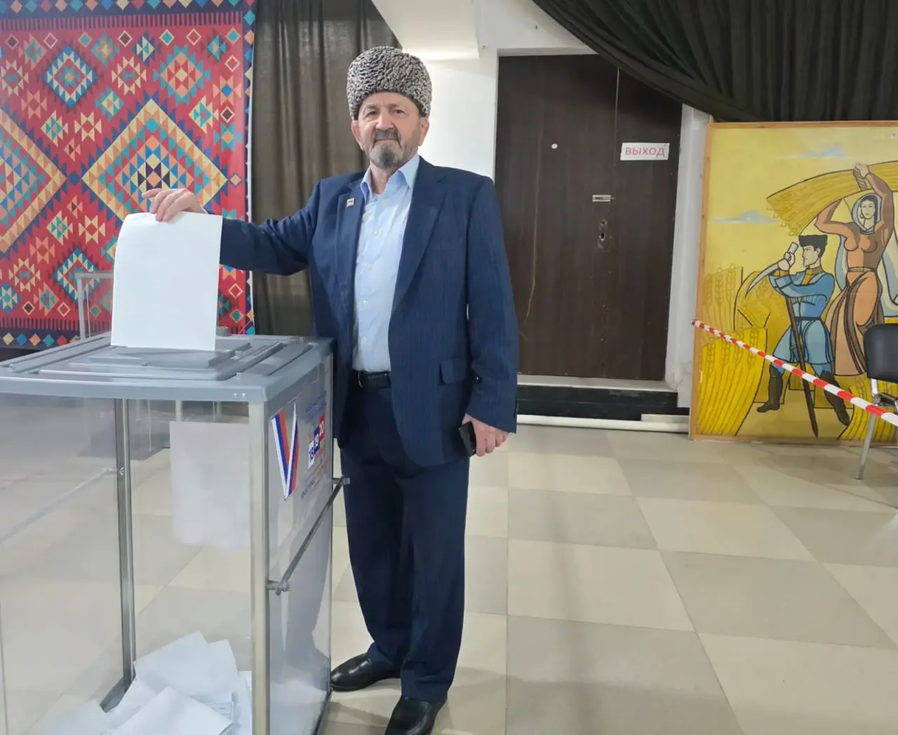 Ветеран ополчения одним из первых проголосовал на выборах в Казбековском районе