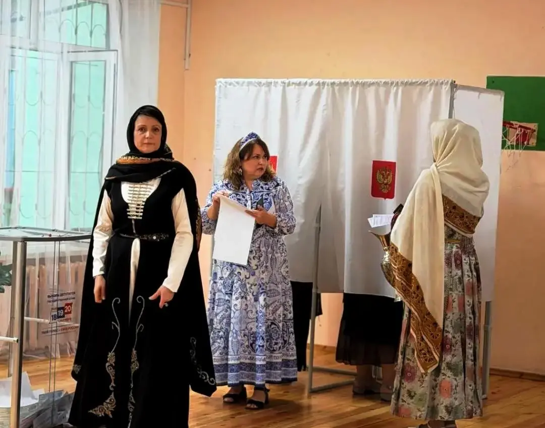Сотрудники Пробирной палаты пришли на выборы в национальных костюмах