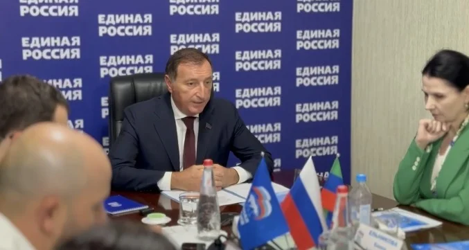 В Дагестане волонтёры помогут пенсионерам оформить выплаты - соглашение подписали СФР и «Академия добра»