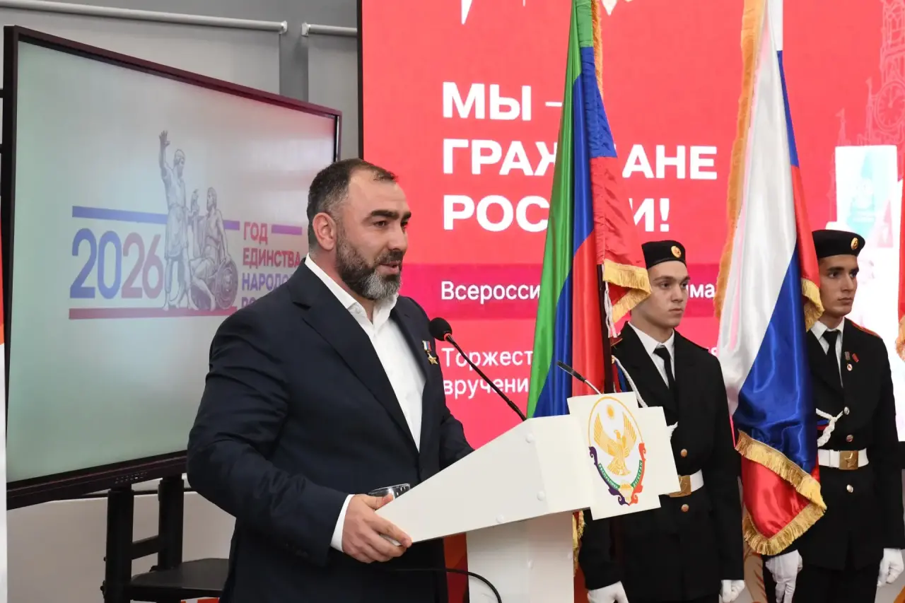 Энвер Набиев вручил первые паспорта юным дагестанцам и посетил военный госпиталь