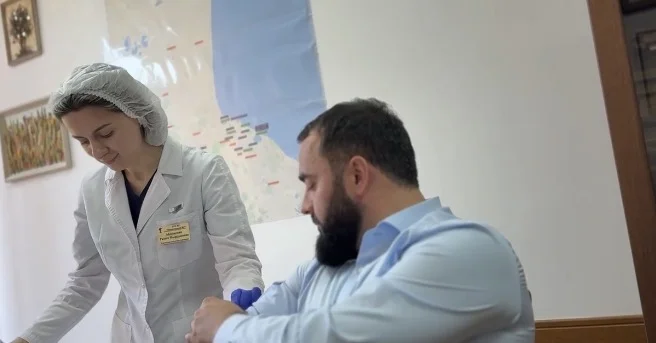 Глава Минздрава Дагестана и ректор ДГМУ одними из первых сделали прививку от гриппа