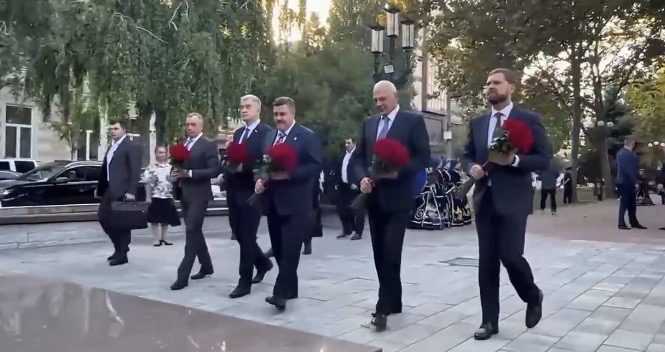 В Махачкале почтили память Магомедали Магомедова и Расула Гамзатова