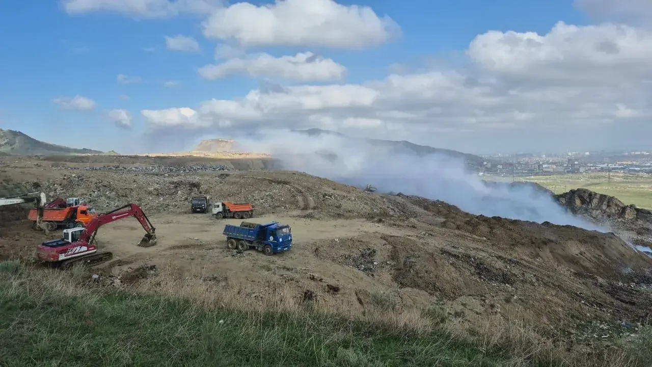 Альберт Хасауов проверил ликвидацию пожара на свалке в Черкес-Кутане