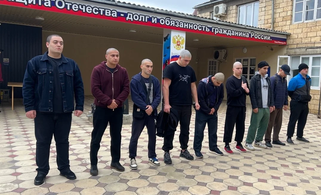 «Служите с честью»: очередная группа призывников из Дербента