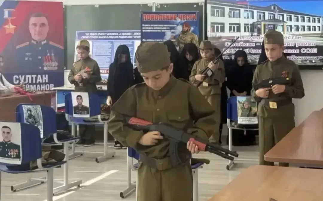 «Две школы - одна память»: в Дагестане почтили память Героев России Султана Сулейманова и Руслана Примова