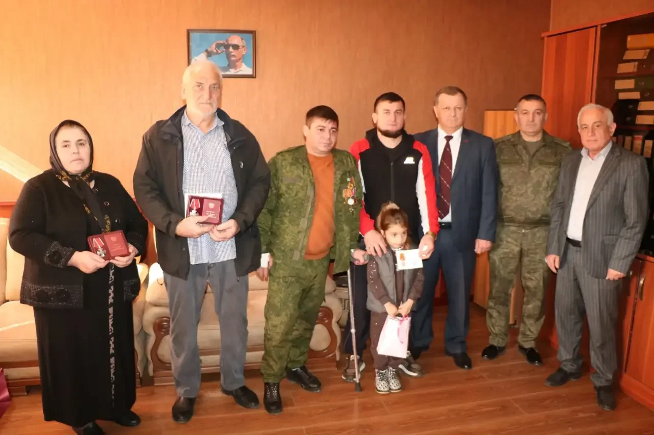 В Казбековском районе семьям погибших участников СВО передали ордена Мужества