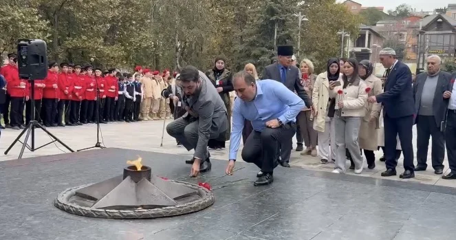 В Махачкале возложили цветы к памятнику Воину-освободителю в память о героях Великой Отечественной войны