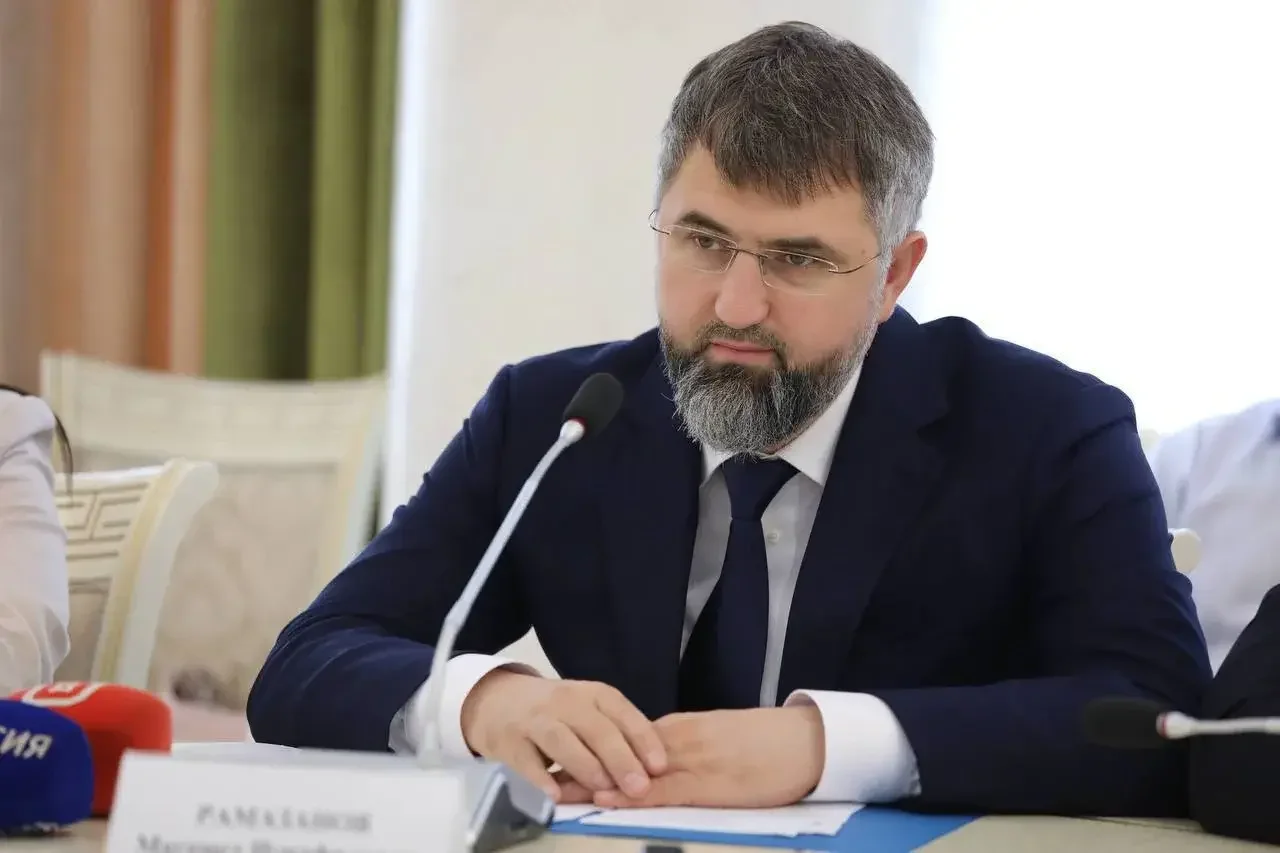 Рамазанов поздравил работников и студентов системы СПО с профессиональным праздником
