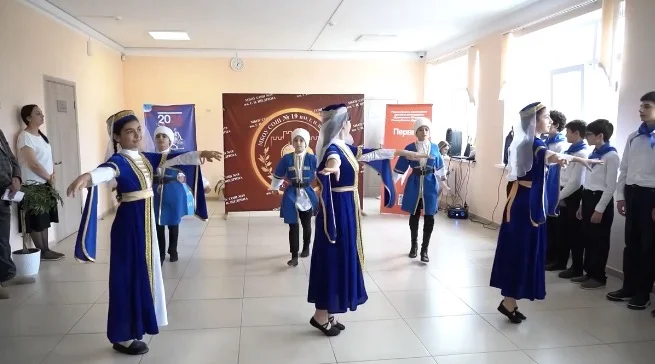 В школе №19 Дербента открыли памятный стенд в честь Артура Галустяна