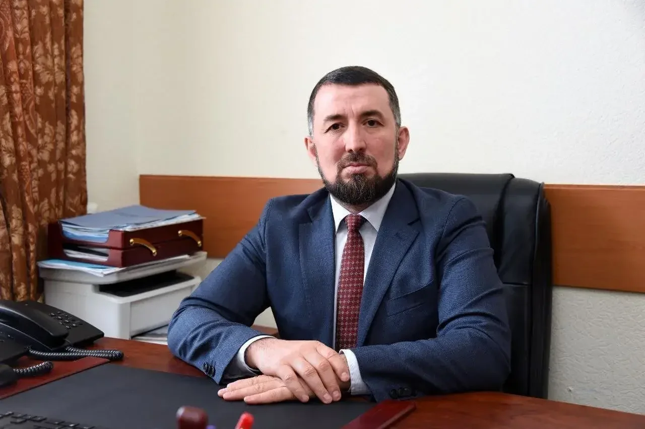 Депутат Омаров поздравил жителей региона с Днём Конституции Дагестана