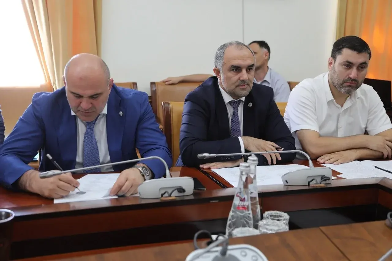 В Правительстве Дагестана обсудили меры по ускорению развития цифровой инфраструктуры