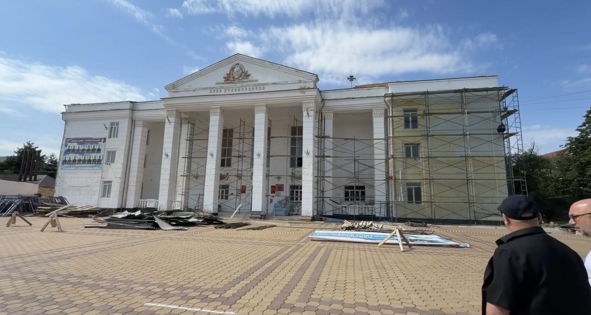 Мухтар Курбанов проверил ход реконструкции Дворца культуры в Дагестанских Огнях