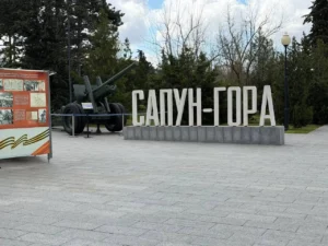 Память о подвиге: акция «Знамя Победы» завершилась на Сапун-горе