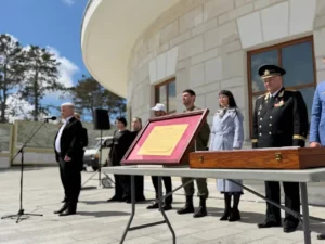 Знамя Победы доставили в Севастополь в рамках патриотической акции