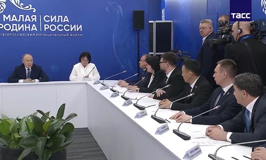 Путин потребовал упростить помощь пострадавшим от паводков в Дагестане