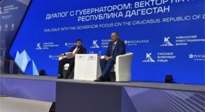 Сергей Меликов выступает на сессии «Диалог с губернатором»