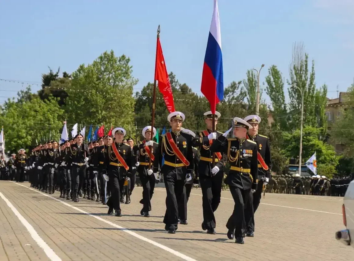 В Каспийске состоялось торжественное прохождение войск и техники в честь Дня Победы