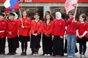 В Махачкале прошла акция «Равнение на флаг»