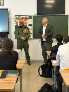 Участник СВО Раидин Гасанов пообщался со школьниками Каспийска
