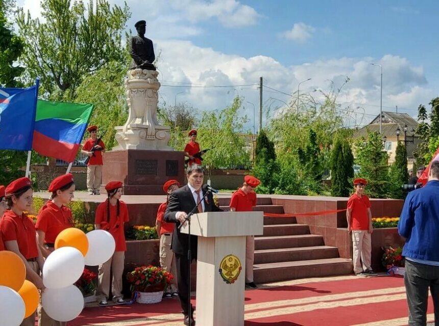 В селе Эндирей открыли памятник легендарному Герою Абдулхакиму Исмаилову
