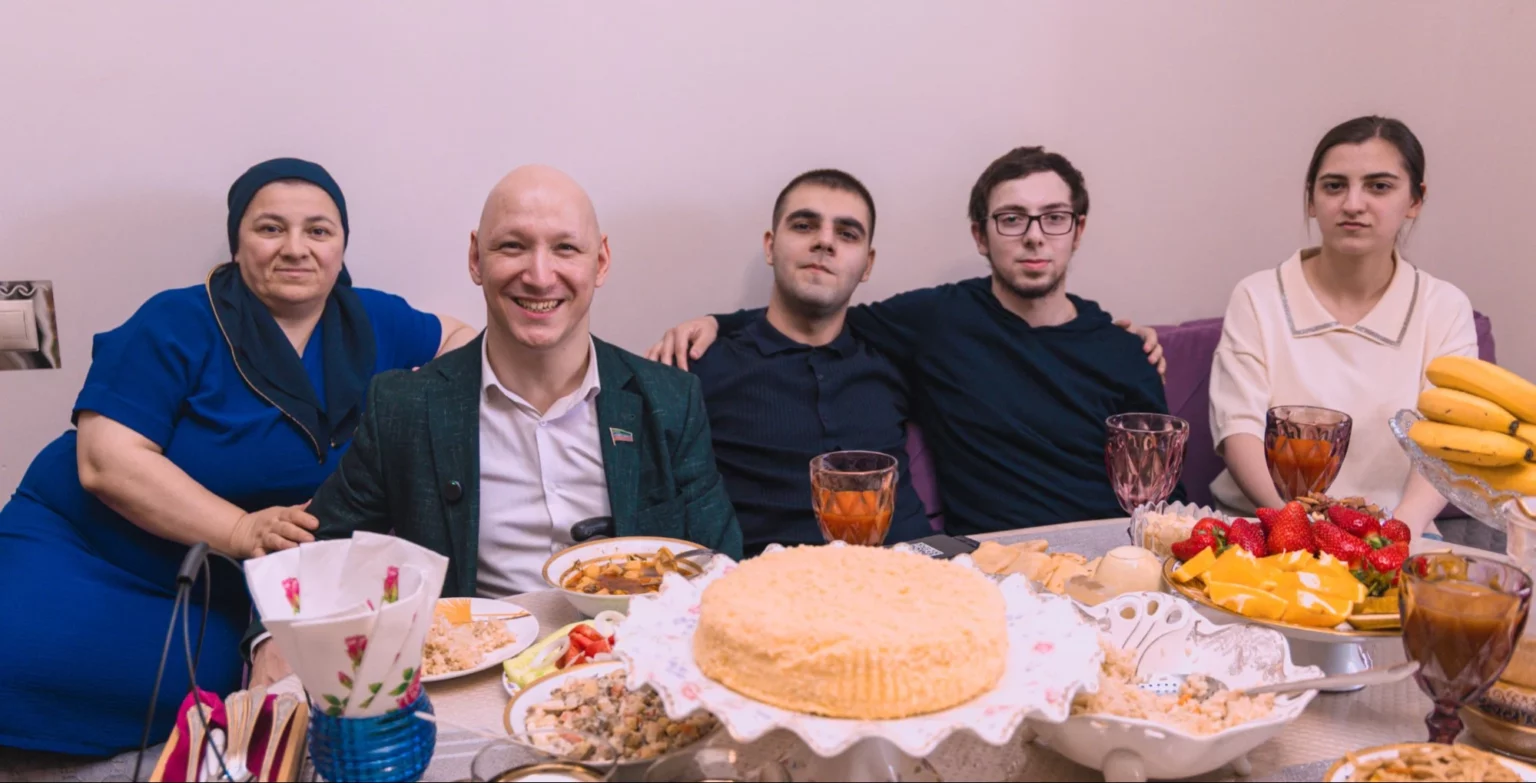 Поддержка семьи героя: депутат Гасан Османов навестил близких погибшего участника СВО