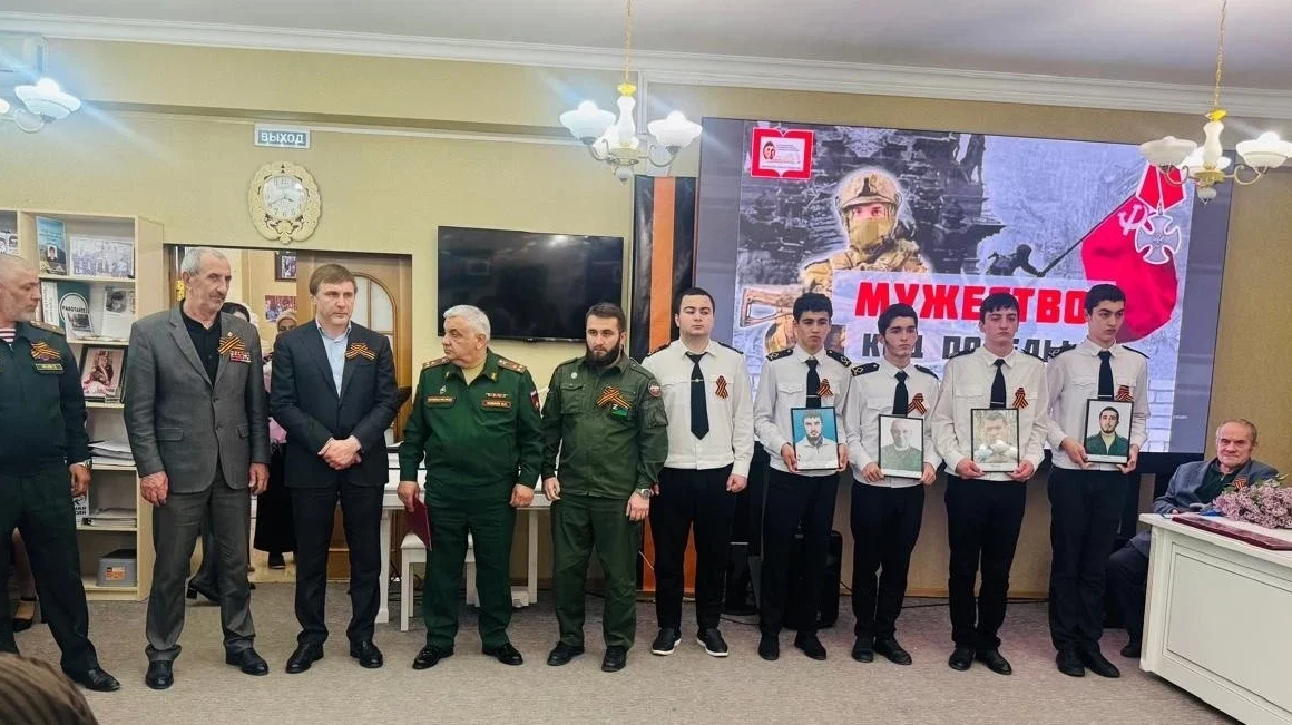 Память поколений: в колледже Каспийска прошла встреча с ветеранами и семьями героев
