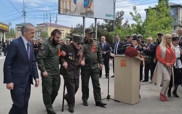 Персональный парад Победы провели для ветерана в Каспийске