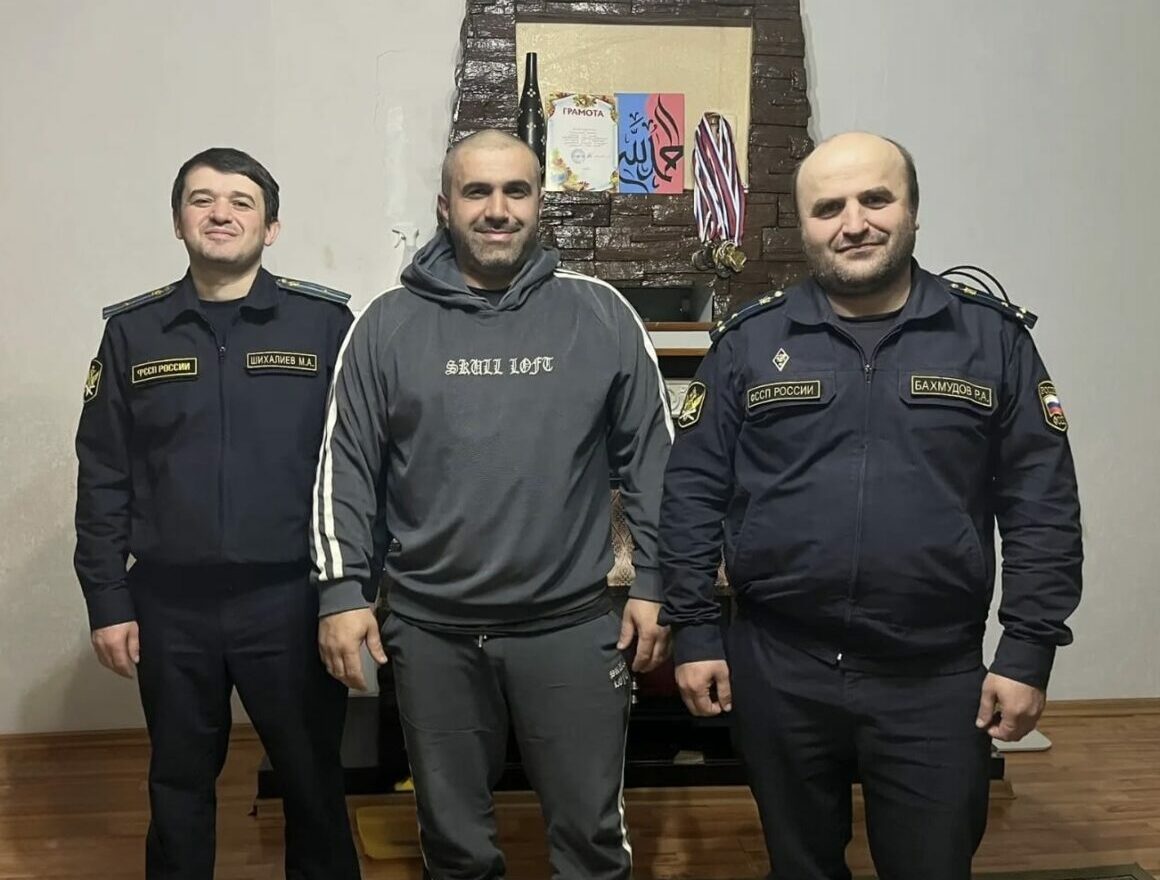 В Дахадаевском районе коллеги навестили участника СВО в отпуске