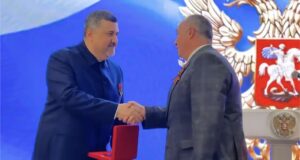 Фёдор Щукин наградил директора Железнодорожного колледжа Мирсамеда Сеидова