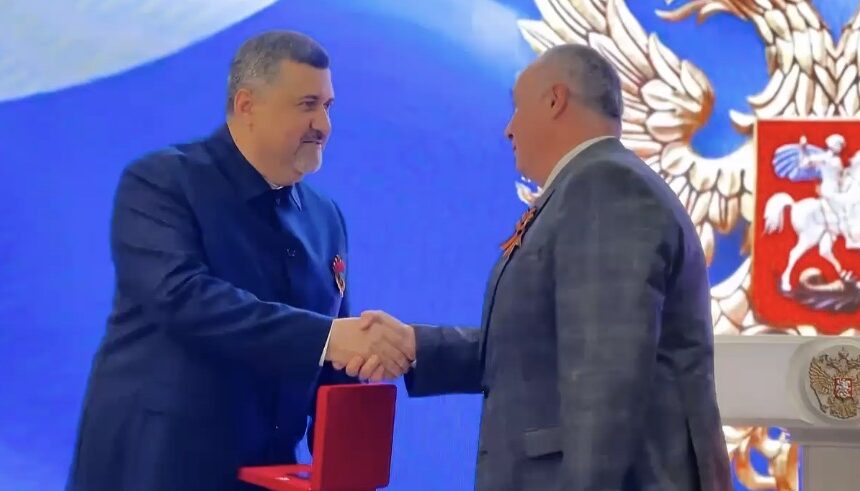 Фёдор Щукин наградил директора Железнодорожного колледжа Мирсамеда Сеидова