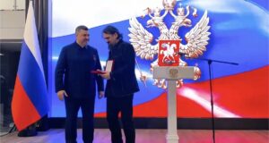 Фёдор Щукин вручил награду художнику Закарье Закарьяеву