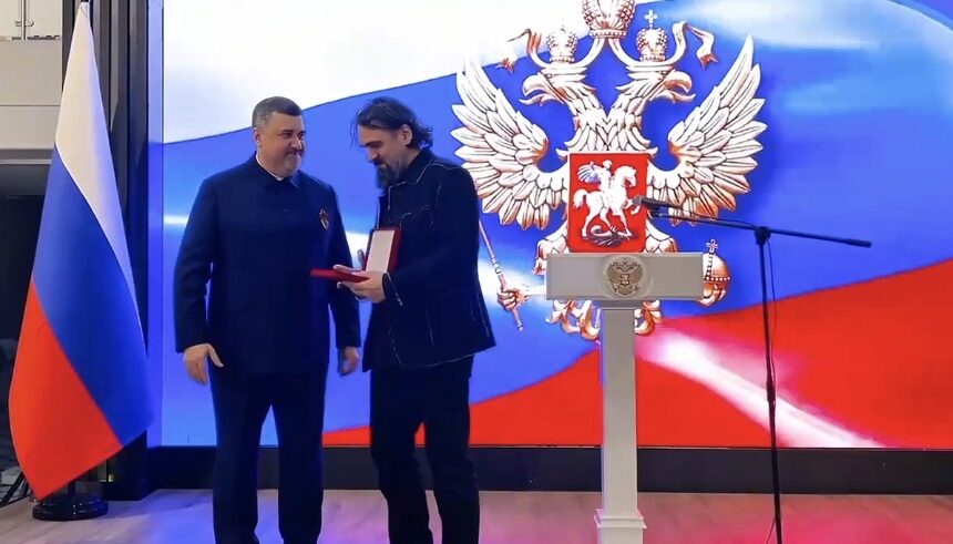 Фёдор Щукин вручил награду художнику Закарье Закарьяеву