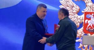 Фёдор Щукин наградил врача, спасавшего бойцов в зоне СВО