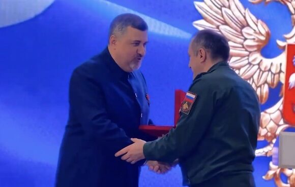 Фёдор Щукин наградил врача, спасавшего бойцов в зоне СВО
