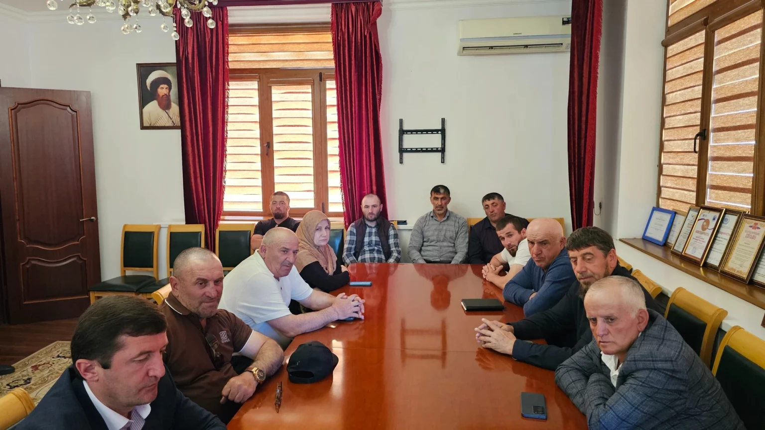 В Ахвахском районе прошло совещание по вопросам призыва и подготовки к экзаменам