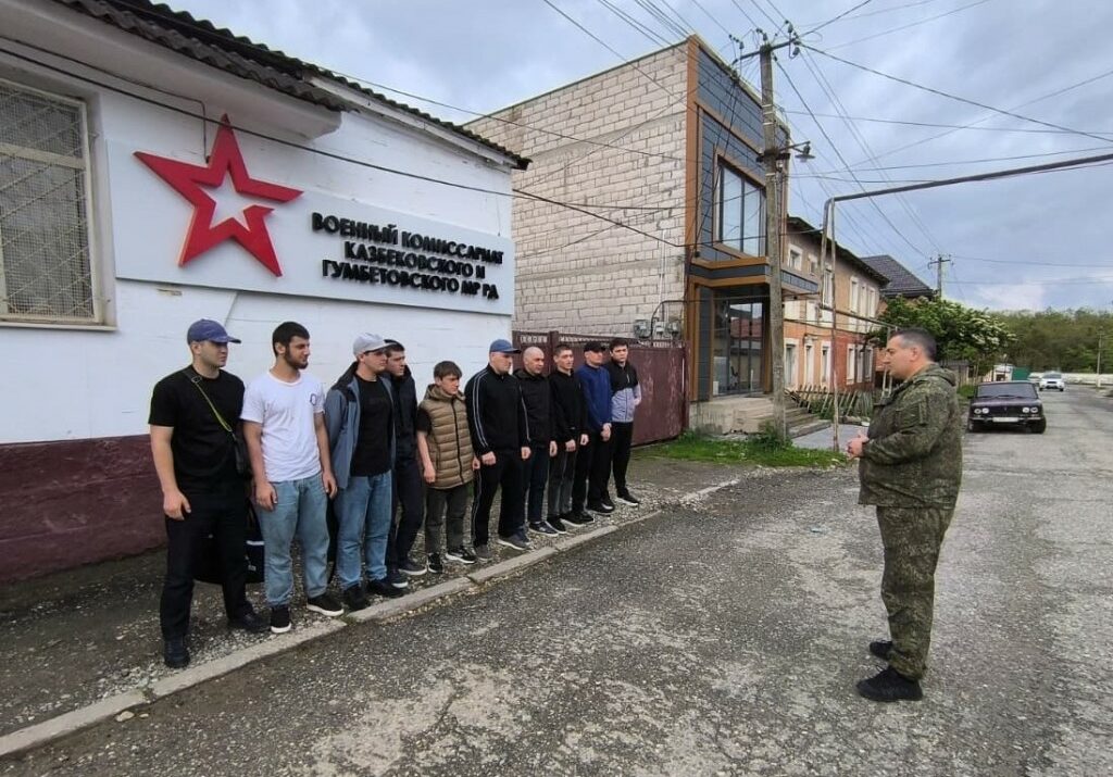 В Казбековском районе отправили новую группу призывников в Вооружённые Силы РФ