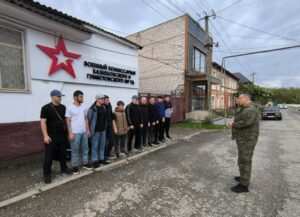 В Казбековском районе отправили новую группу призывников в Вооружённые Силы РФ