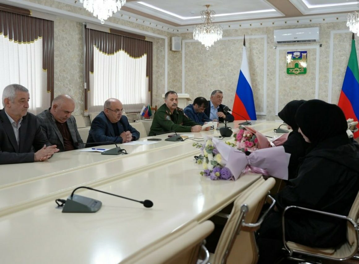 Семье погибшего бойца Расула Сайпулаева вручили орден Мужества
