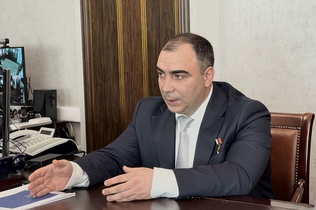 В УФНС Дагестана прошла встреча Айдара Байрамова с участником программы «Время Героев»