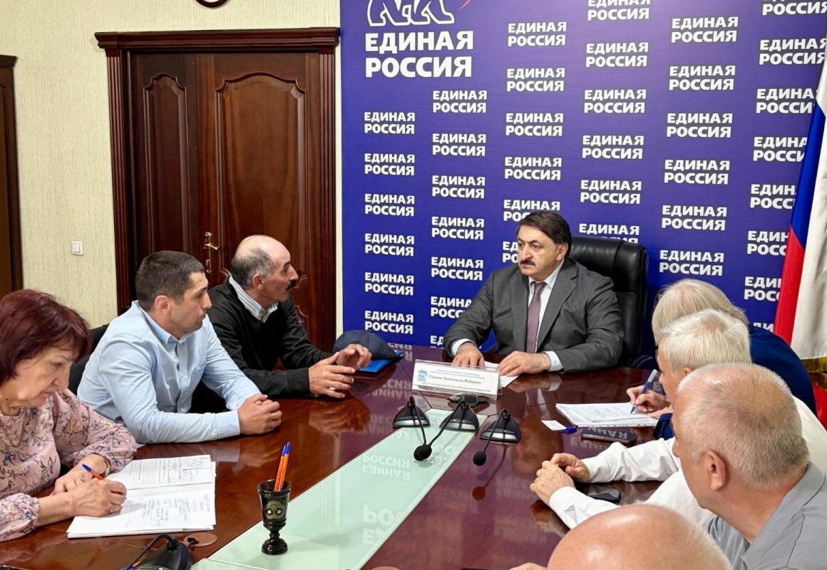В Дагестане депутат Госдумы Джамаладин Гасанов рассмотрел обращения жителей