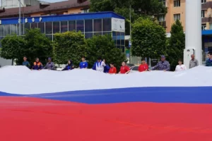 В Махачкале провели флешмоб с российским триколором ко Дню России